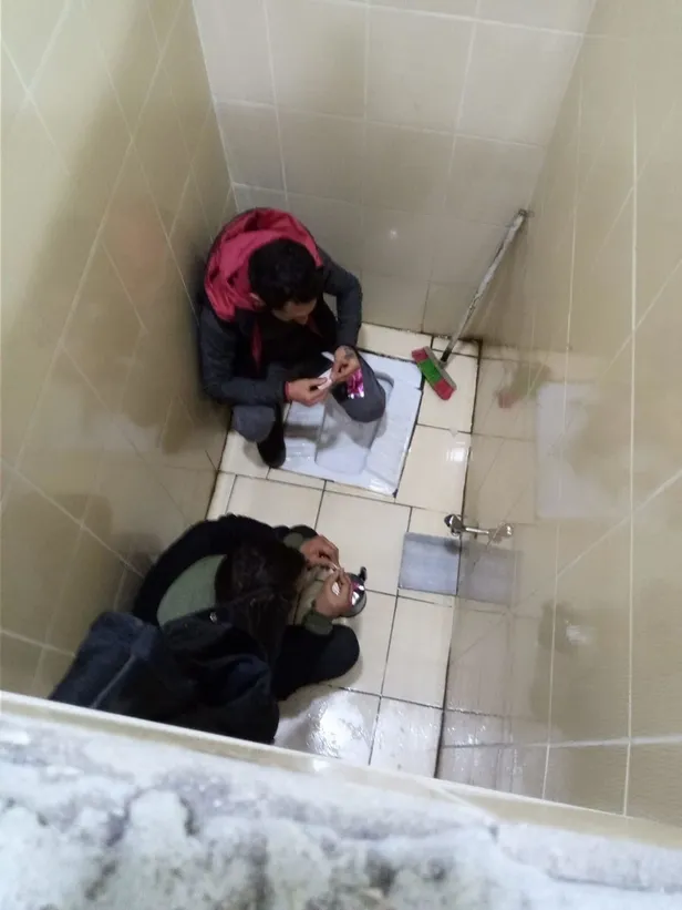 umit-ozdagdan-kurgu-kokan-paylasim-tuvalet-kabininden-multeci-goruntusu-servis-etti-1652515756444.jpeg Ümit Özdağ'dan 'kurgu' kokan paylaşım! Tuvalet kabininden 'mülteci' görüntüsü servis etti-5