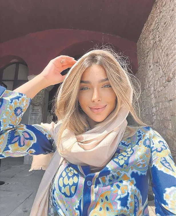 fenerbahcenin-yildizi-luan-peresin-sevgilisi-gabriela-merjam-ayasofyaya-hayran-kaldi-1661027066287.jpeg Fenerbahçe'nin yıldızı Luan Peres’in sevgilisi Gabriela Merjam Ayasofya'ya hayran kaldı-4