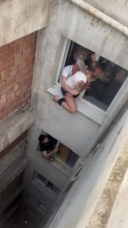 esini-ve-2-cocugunu-rehin-alan-firari-hukumlu-boyle-yakalandi-pencerede-operasyon-kamerada-1713795422142.jpeg Eşini ve 2 çocuğunu rehin alan firari hükümlü böyle yakalandı: Pencerede operasyon kamerada!-3