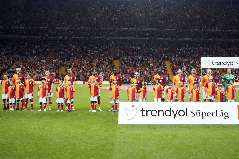 GALATASARAY HABERLERİ | Okan Buruk'un 11'i belirledi! Bayern maçında o isim sahada - 15