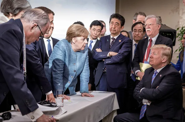Trump Merkel'e şeker fırlatmış