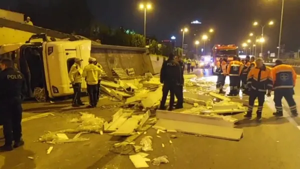 maltepede-mermer-yuklu-tir-d-100-karayoluna-uctu-1-yarali-1680577983696.jpg Maltepe'de mermer yüklü tır D-100 karayoluna uçtu: 1 yaralı-2