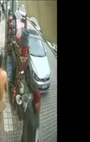 Bursa'da sokakta çıplak yürüyen adam olay yarattı