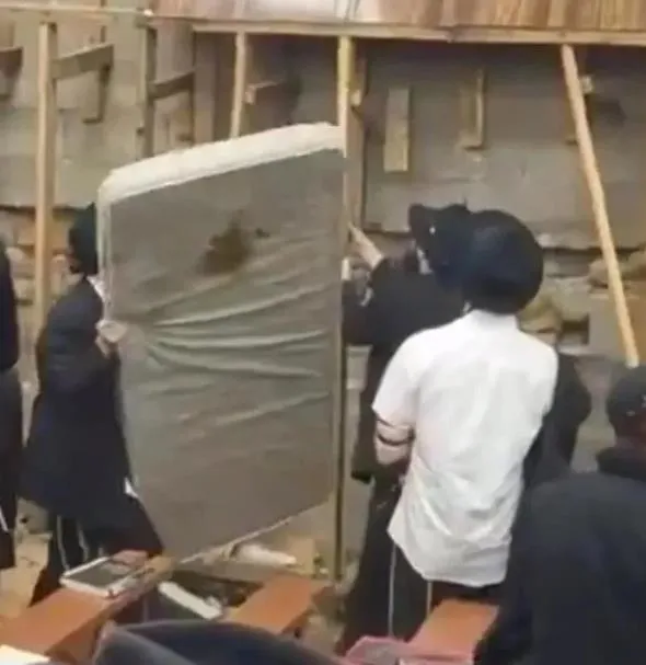 boynuna-ip-gecirdikleri-temsili-cocugu-astilar-dunya-sinagoglarda-donen-olaylari-konusuyor-bunlar-insan-olamaz-1704993862010.jpeg Boynuna ip geçirdikleri temsili çocuğu astılar | Dünya sinagoglarda dönen olayları konuşuyor! "Bunlar insan olamaz"-2