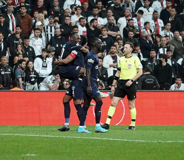 evinde-kasimpasaya-farkli-kaybeden-kara-kartal-taraftarini-kahretti-1650923910005.jpeg Evinde Kasımpaşa'ya farklı kaybeden kara kartal taraftarını kahretti-4