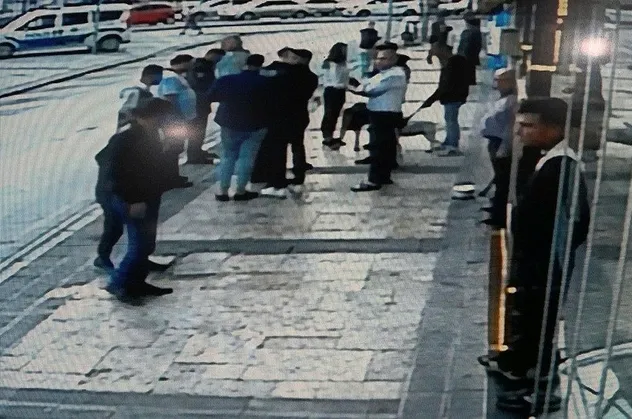 Denizli’de köpeğin sokakta duran kediye saldırma anı güvenlik kamerasında