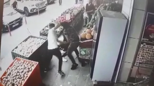 esenyurtta-3-kisi-bir-kisiyi-tekme-tokat-dovdu-1624001145591.jpg Esenyurt'ta 3 kişi bir kişiyi tekme tokat dövdü-6