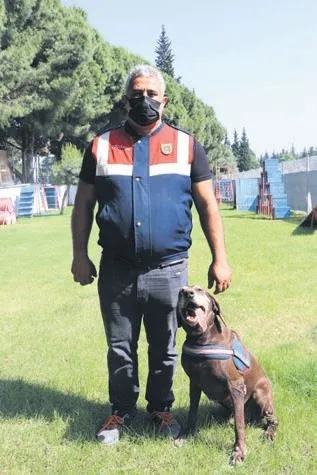 Mersin'de 5 katlı binanın çatısından sarkan bir kişi yürekleri ağza getirdi (Yaşam haberleri)-2