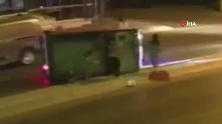 Yer: İzmir! Devrilen kamyonetin kasasından yola böyle düştüler... O anlar kamerada