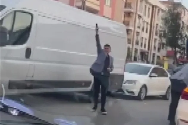 Düğün konvoyunda silahlı çakarlı maganda