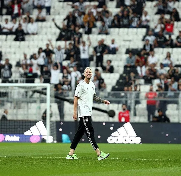 besiktas-fenerbahce-derbisinde-weghorstun-golu-vara-takildi-ofsayt-1664732297182.jpeg Beşiktaş - Fenerbahçe derbisinde Weghorst'un golü VAR'a takıldı! Ofsayt...-6