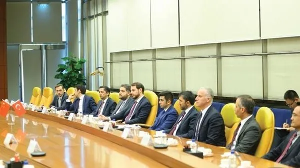 Bakanı Albayrak Çin'de enerji sektörünün temsilcileriyle görüştü-1