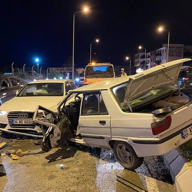İki otomobil kafa kafaya çarpıştı: 2 yaralı