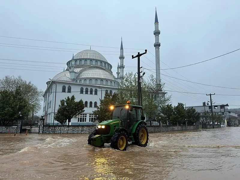sakarya-karasuda-dere-tasti-sokaklari-su-basti-1777963770332.jpeg Sakarya Karasu'da dere taştı sokakları su bastı | Pamukova'da anne-oğul kurtarıldı-2