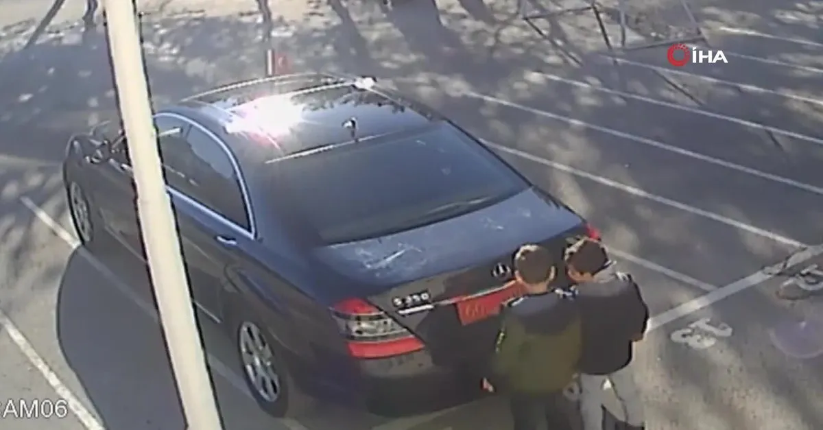 Yozgat Ta Bir Ilkokul Ogrencisi Valinin Makam Aracindaki Bayragi Optu Videosunu Izle Takvim Tv