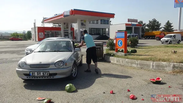 Çorum'da TIR devrildi, yol karpuz tarlasına döndü - 14