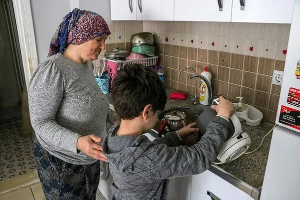 Küçük adamın büyük vefası: 10 yaşındaki Atacan babasının kapı dışarı ettiği annesinin eli ayağı oldu-4