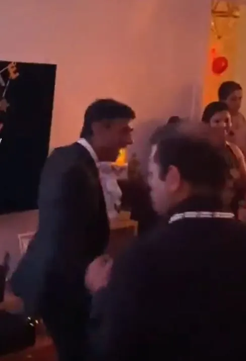 ingilterenin-yeni-basbakani-rischi-sunakin-dans-goruntuleri-gundem-oldu-hangisi-fake-hangisi-gercek-1666788712428.jpg İngiltere'nin yeni Başbakanı Rischi Sunak'ın dans görüntüleri gündem oldu! Hangisi fake hangisi gerçek...-5