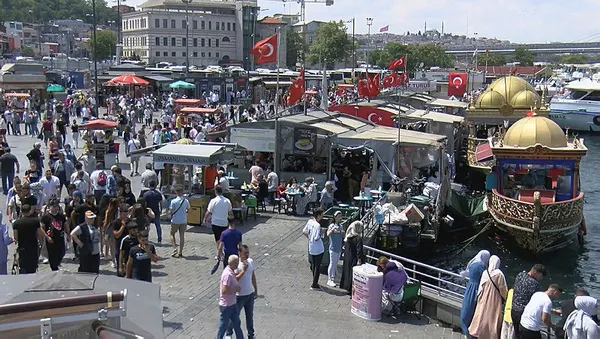 1657545121053.jpg Eminönü'nde vapur kuyruğu! Binlerce kişi akın etti-2
