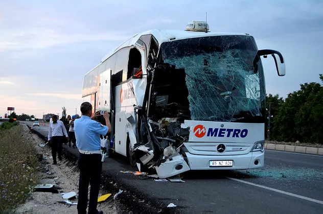 Amasya'da yolcu otobüsü TIR'a çarptı