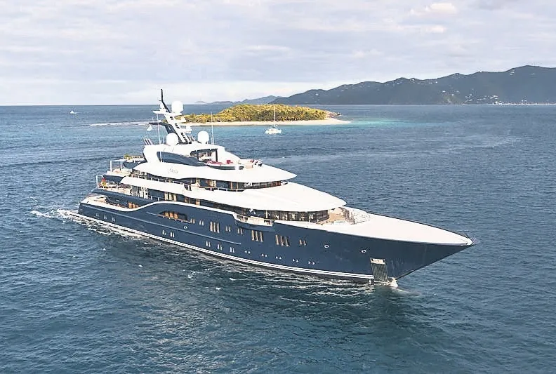 Mega yatların gövde gösterisi