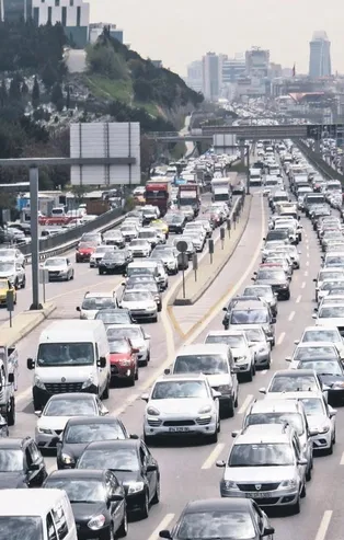 Bulaş zincirine dikkat! Vatandaşların yollara dökülmesi tedirgin etti...
