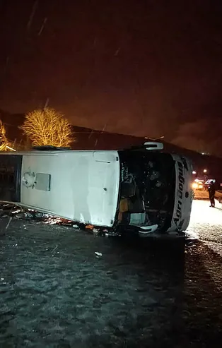 Sivas'ta yolcu otobüsü kaza yapan tıra çarparak devrildi! 4'ü ağır 15 yaralı