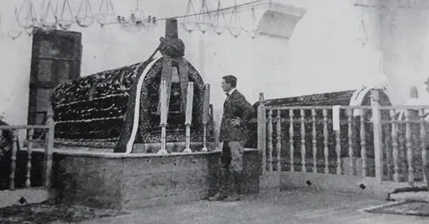 Prens Philip’in babasının 100 yıl önce Afyonkarahisar’da türbeye çizmeyle girdiği fotoğraf ortaya çıktı