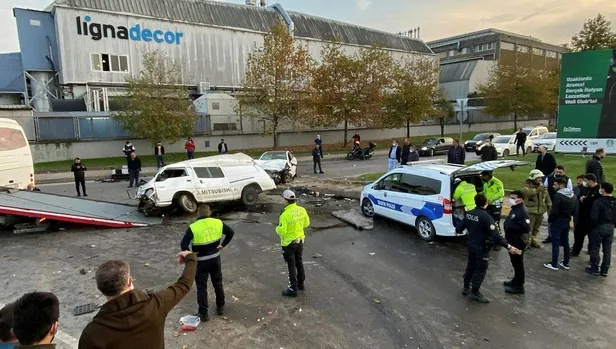 İstanbul Ümraniye'deki zincirleme trafik kazasında 1'i ağır 8 kişi yaralandı-3