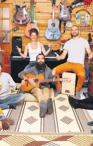 Yardımda tam not! 6 Fransız ile 1 İspanyol'u evinde misafir ediyor...