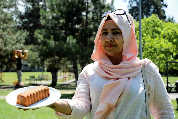 13-yil-calistigi-fabrikada-arkadaslarina-kek-ikram-etti-isinden-oldu-1595401373987.jpg 13 yıl çalıştığı fabrikada arkadaşlarına 'kek' ikram etti, işinden oldu!-3