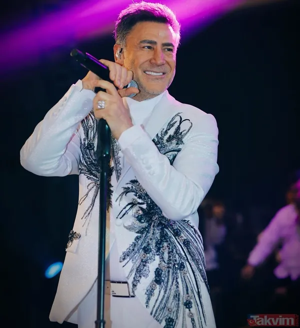 9 çocuk babası İzzet Yıldızhan sır gibi sakladığı eşiyle tatilde el ele ortaya çıktı! 23 yıllık eşinin kolundaki detay... - 4