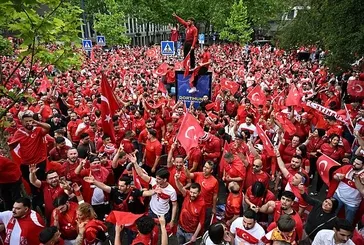 Dortmund kırmızıya boyandı! Türk taraftarlar EURO 2024 coşkusunu yürüyüş etkinliğinde birlikte yaşadı