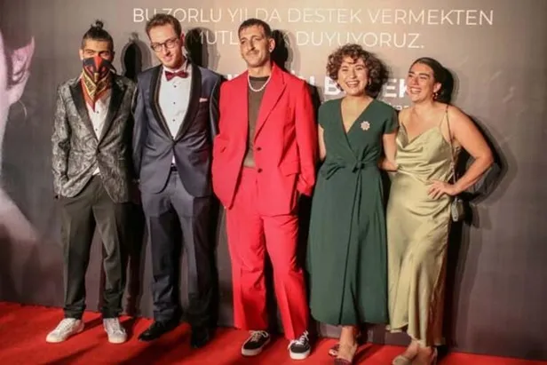 Altın Portakal'da 'kırmızı halı' şıklığı! Pınar Deniz ve Nilperi Şahinkaya'nın güzelliği geceye damga vurdu...-4