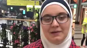 Suriyeli bir genç kız parasını Türk lirasına çevirdi