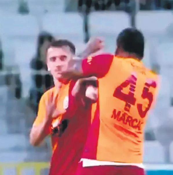 kerem-akturkogluna-saldiran-marcaoya-galatasarayli-futbolcular-tavir-aldi-ucakta-kimse-yuzune-bakmadi-1629247085805.jpeg