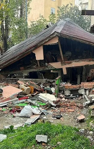 Pendik'te korkutan patlama: Yerle bir oldu!