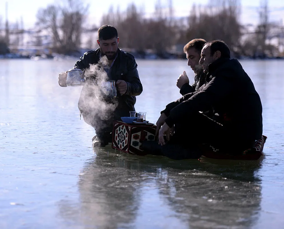 Çıldır Gölü dondu! -24’te çay keyfi yaptılar