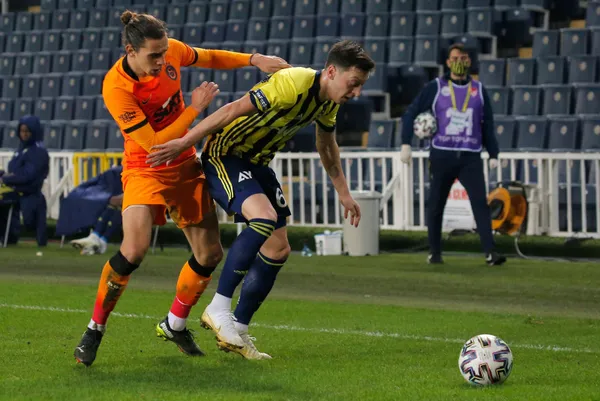 fenerbahceli-taraftarlarin-mesut-ozil-isyani-hedef-tahtasinda-erol-bulut-var-1612962449450.jpg Fenerbahçeli taraftarların Mesut Özil isyanı! Hedef tahtasında Erol Bulut var-8