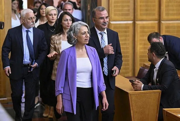 terorist-yengesinden-gazi-mecliste-rezil-sozler-hdpkkli-cigdem-kilicgun-ucardan-bebek-katili-abdullah-ocalana-1691500545081.jpeg Terörist yengesinden gazi Meclis'te rezil sözler! HDPKK'lı Çiğdem Kılıçgün Uçar'dan bebek katili Abdullah Öcalan'a özgürlük naraları-2