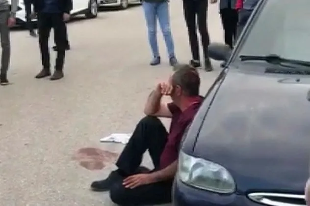 Eskişehir'de boşandığı eşini satırla yaralayan saldırgana mahalleliden dayak!