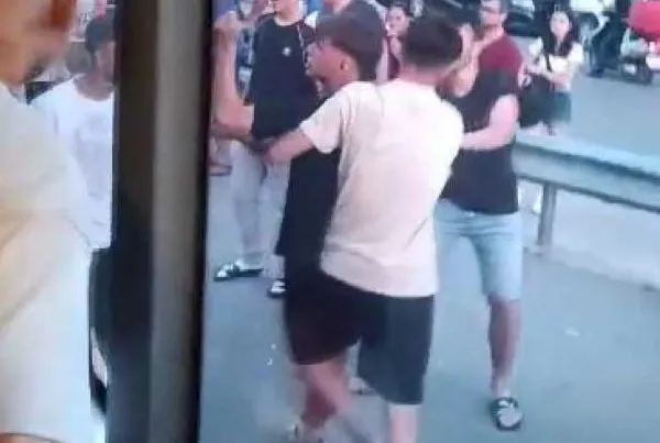 İETT şoförü kapıları açmayınca yolcular otobüsü tekmeledi