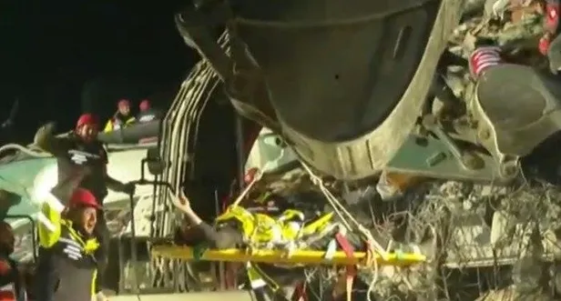 canli-yayinda-pes-pese-umut-haberleri-140-saatte-mucize-adi-muhammed-yasini-serif-okurken-bulunud-tekbirle-ind-1676151317082.jpeg Canlı yayında peş peşe umut haberleri! 149. saatte mucizenin adı Mustafa! 'Mutlular' apartmanı enkazından çıkarıldı-10