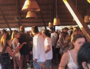 Çeşme'de koronavirüse davetiye çıkaran görüntüler! Saatlerce dip dibe eğlendiler