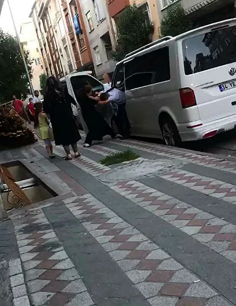 istanbulda-aldatildigini-dusunen-kadin-minibusu-basti-kocasinin-yanindaki-kadina-saldirdi-1594203629376.jpg