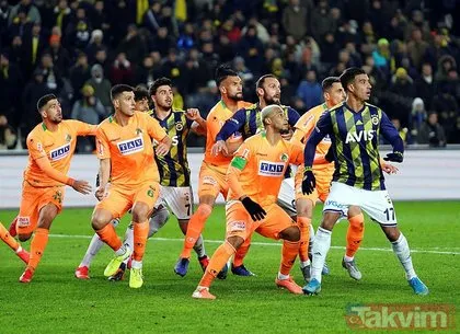 Ahmet Çakar Fenerbahçe-Alanyaspor maçındaki kritik pozisyonu yorumladı! Koluna çarpıyor ama...