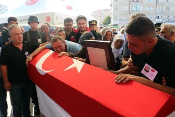 baskan-recep-tayyip-erdogan-sehit-mehmet-ozlerin-ailesine-taziye-mesaji-gonderdi-1690387281392.jpeg Başkan Recep Tayyip Erdoğan, Şehit Mehmet Özler'in ailesine taziye mesajı gönderdi-6
