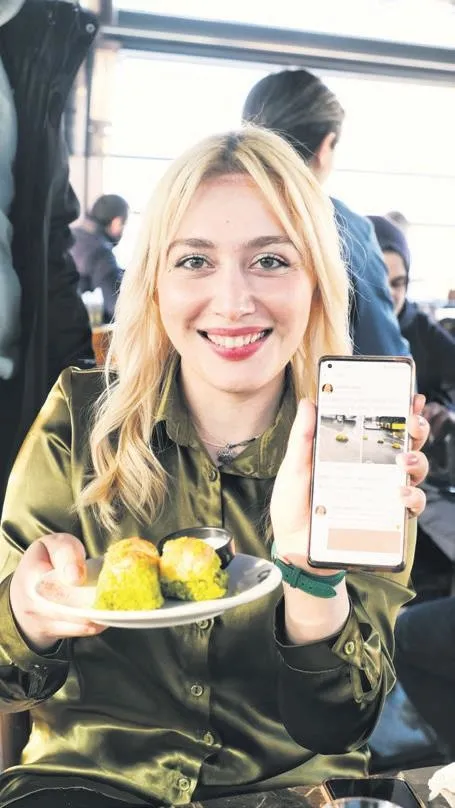 turkiyeye-baklava-yediren-kiz-semiha-dilara-hazirin-paylasimi-milyonlara-ulasti-1673998940443.jpeg Türkiye'ye baklava yediren kız! Semiha Dilara Hazır'ın paylaşımı milyonlara ulaştı-2