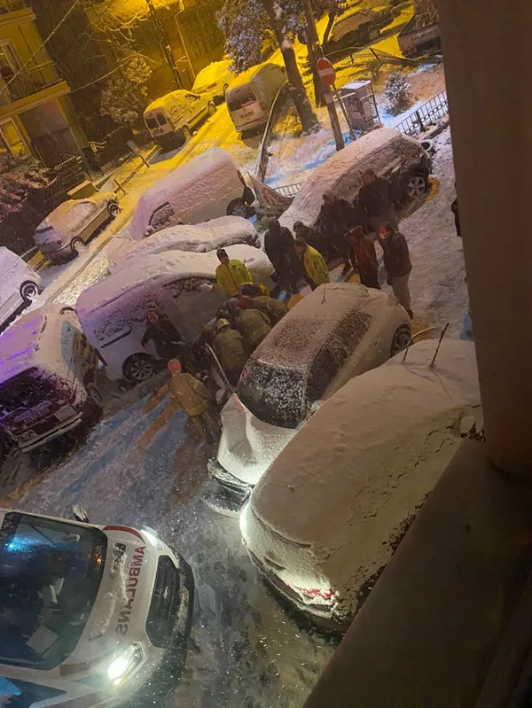 istanbulda-karli-yolda-dehset-anlari-hamile-surucu-7-araca-birden-carpti-1643264877103.jpg İstanbul’da karlı yolda dehşet anları! Hamile sürücü 7 araca birden çarptı-3