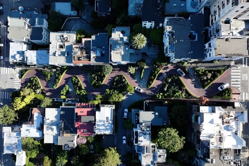 dunyanin-en-virajli-sokagi-havadan-goruntulendi-turist-akinina-ugruyor-1777449954333.jpg Dünyanın en virajlı sokağı havadan görüntülendi: Turist akınına uğruyor-3